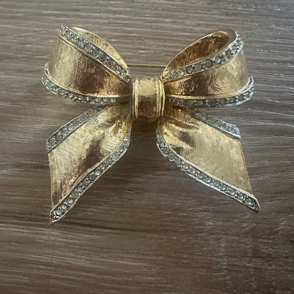 Vintage Craft  Bow Gold Tone Brooch Signed